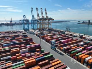 Spanish Government grants APM Terminals Barcelona 3.9 million euros for Straddle Carrier electrification pilot project