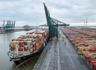 MSC Aurora becomes the first container ship to sail to Antwerp with a draft of 16 meters under normal admission policy