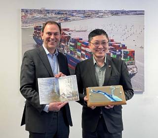 Ports of Southampton and Singapore explore green transport cooperation