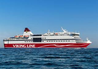 Finnish flag hoisted at the stern of Viking Cinderella – all of Viking Line’s vessels are now registered in the Finnish Ship Registry