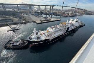 Seaspan Energy celebrates its first ship-to-ship LNG transfer