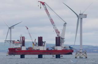 WATCH: Jack-up Vessel Drops Turbine Blades Overboard at Vattenfall's Ormonde Offshore Wind Farm