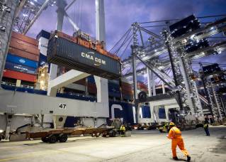 Gateway Terminals handles first box in Savannah