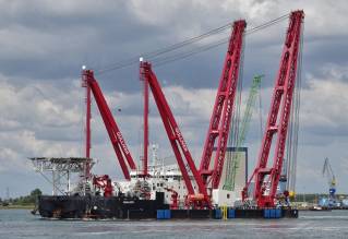 Heavy-lift vessel Gulliver lifts second lock gate out of Pierre Vandammelock at Port of Zeebrugge