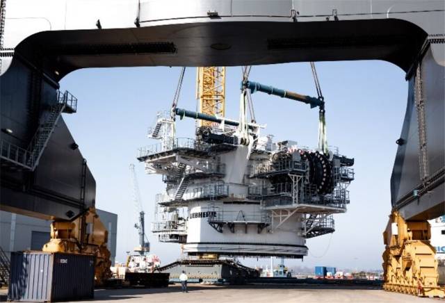 First main components of Liebherr HLC 150000 ready for installation on ...
