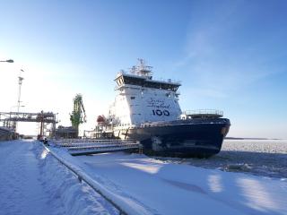 Finland’s LNG-fueled icebreaker Polaris bunkers in Tornio