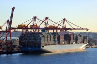 Fremantle Port welcomes first of two giant container ships