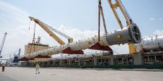 Handling Giant Pressure Vessel Proves No Pressure For AAL