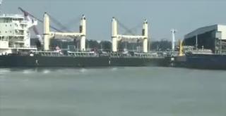 Huajiang Shipping bulker Hua Jiang 17 hits grain terminal at Taizhou Port (Video)