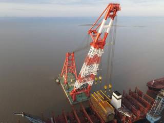 1,300-tonne LNG tank hoisted on board the Sajir