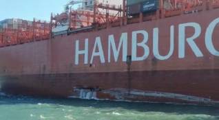 Hamburg Süd containership Cap San Antonio allides with Santos landing pontoon (Video)