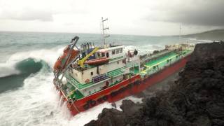 Mauritian oil tanker stranded off the coast of Reunion Island (Video)