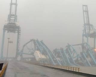 Three Cranes Collapse at India's Largest Container Port (Video)