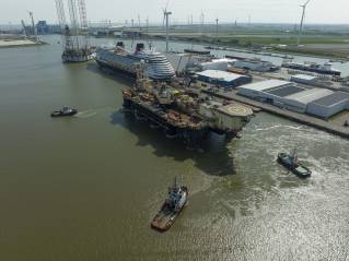 Port assistance for pipe laying platform Toro in the port of Eemshaven by Wagenborg