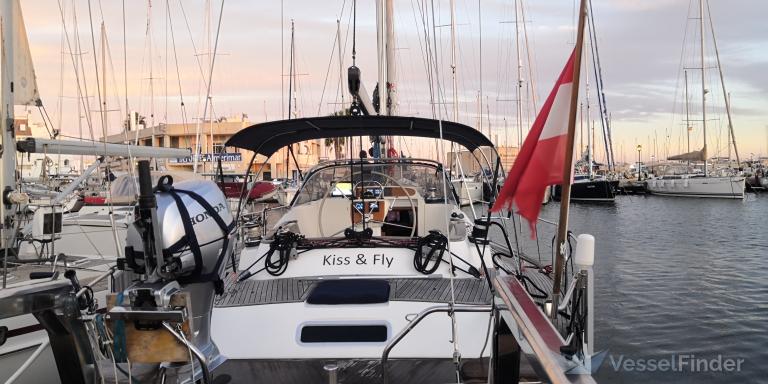 KISS AND FLY photo