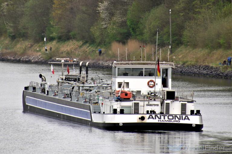 ship photo by Wolfgang Berthel