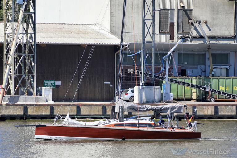 BLACK MAGGY SOLOSAIL photo