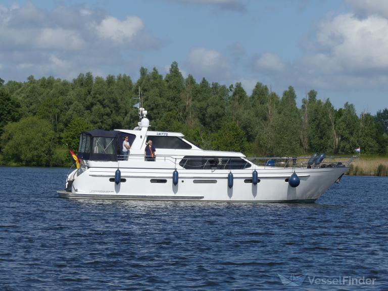 WHITE CREST photo