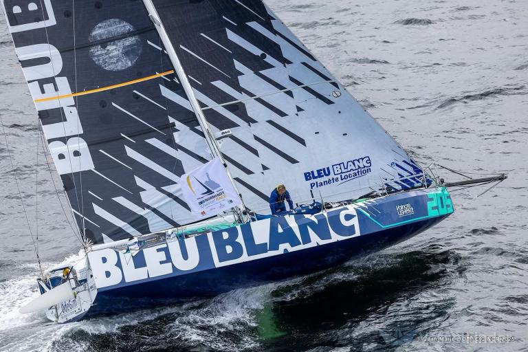 BLEU BLANC SOLO SAIL photo