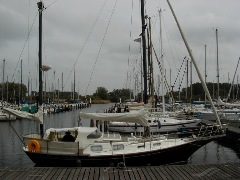 dark-lady-ofthe-dawn-pleasure-craft-details-and-current-position