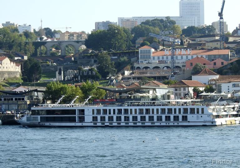 QUEEN ISABEL photo