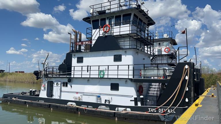 TUG DEVALL photo