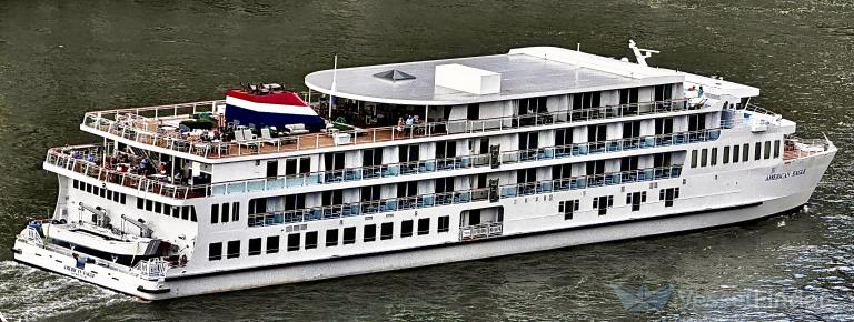 AMERICAN EAGLE photo