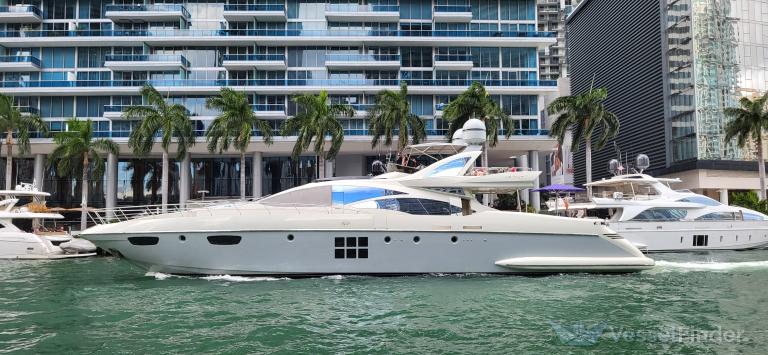  YACHT SCARLET photo