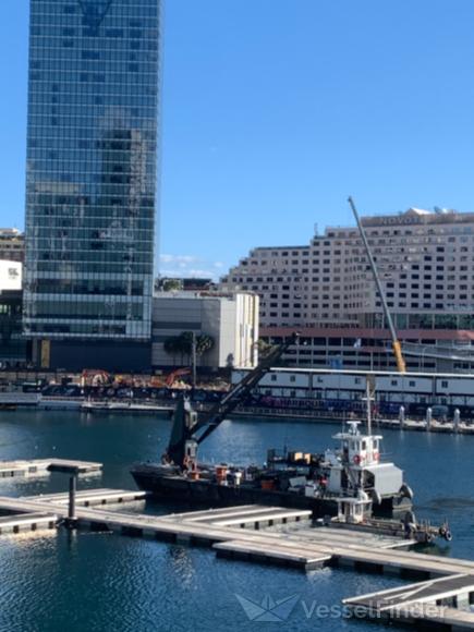 WARATAH CRANE BARGE photo