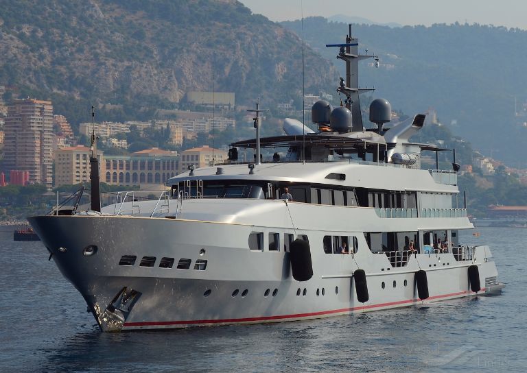 who owns magna grecia yacht