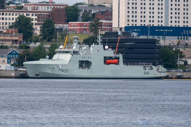 HMCS MAX BERNAYS photo
