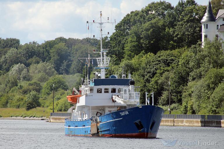 ship photo by Wolfgang Berthel