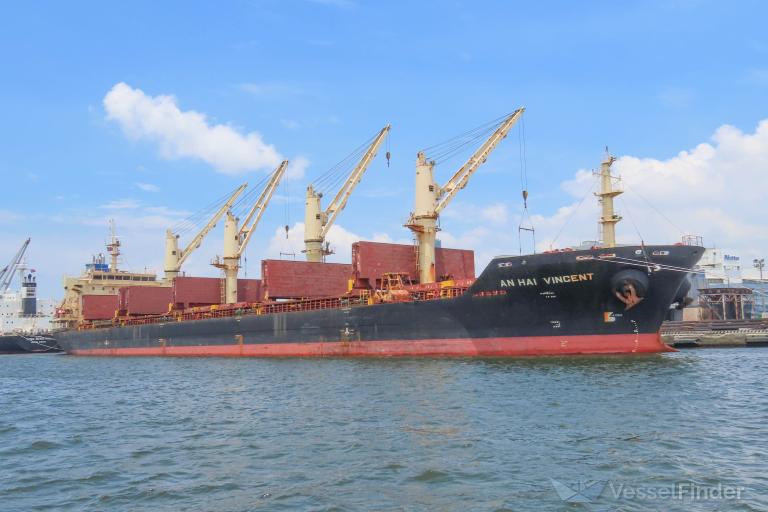 ship photo by Ya Ray Yang