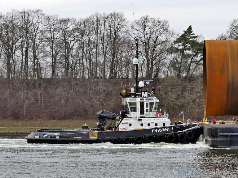ship photo by Wolfgang Berthel