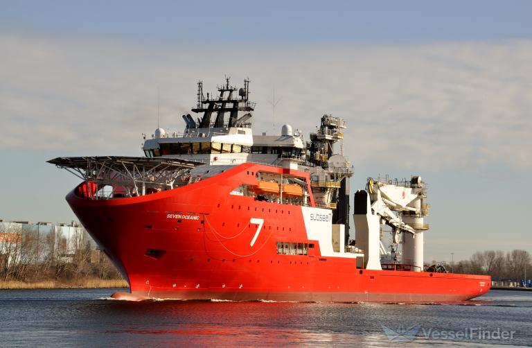 ship photo by RuudCoster