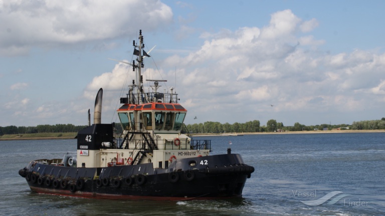TUG 42 photo