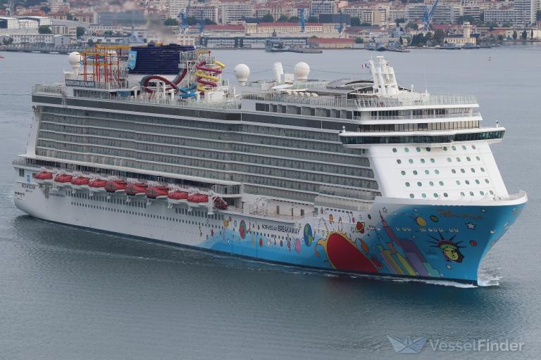 where is norwegian breakaway cruise ship right now