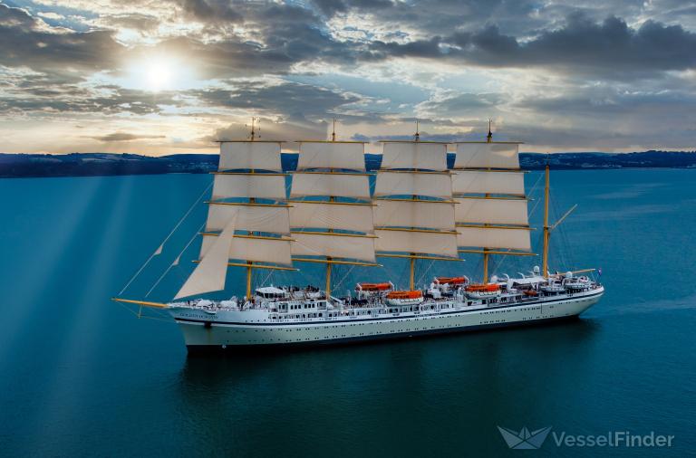 GOLDEN HORIZON photo