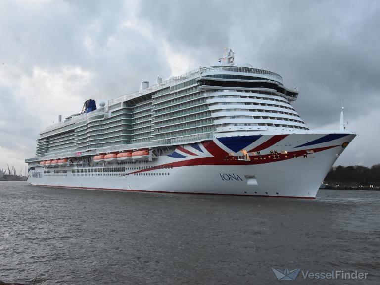 iona cruise ship passenger capacity