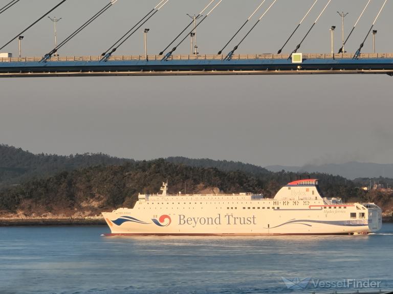 QUEEN JENUVIA II photo