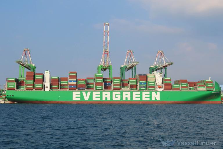 ship photo by Ya Ray Yang